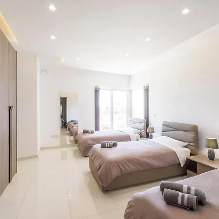 Flat 6, Seaview 3 Bedroom In Mellieha, Central, Nearby Beaches *