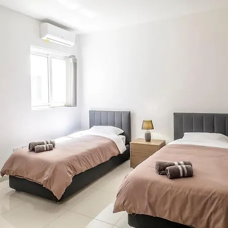 Seaview Flat 6 In Mellieha, Central, Nearby Beaches